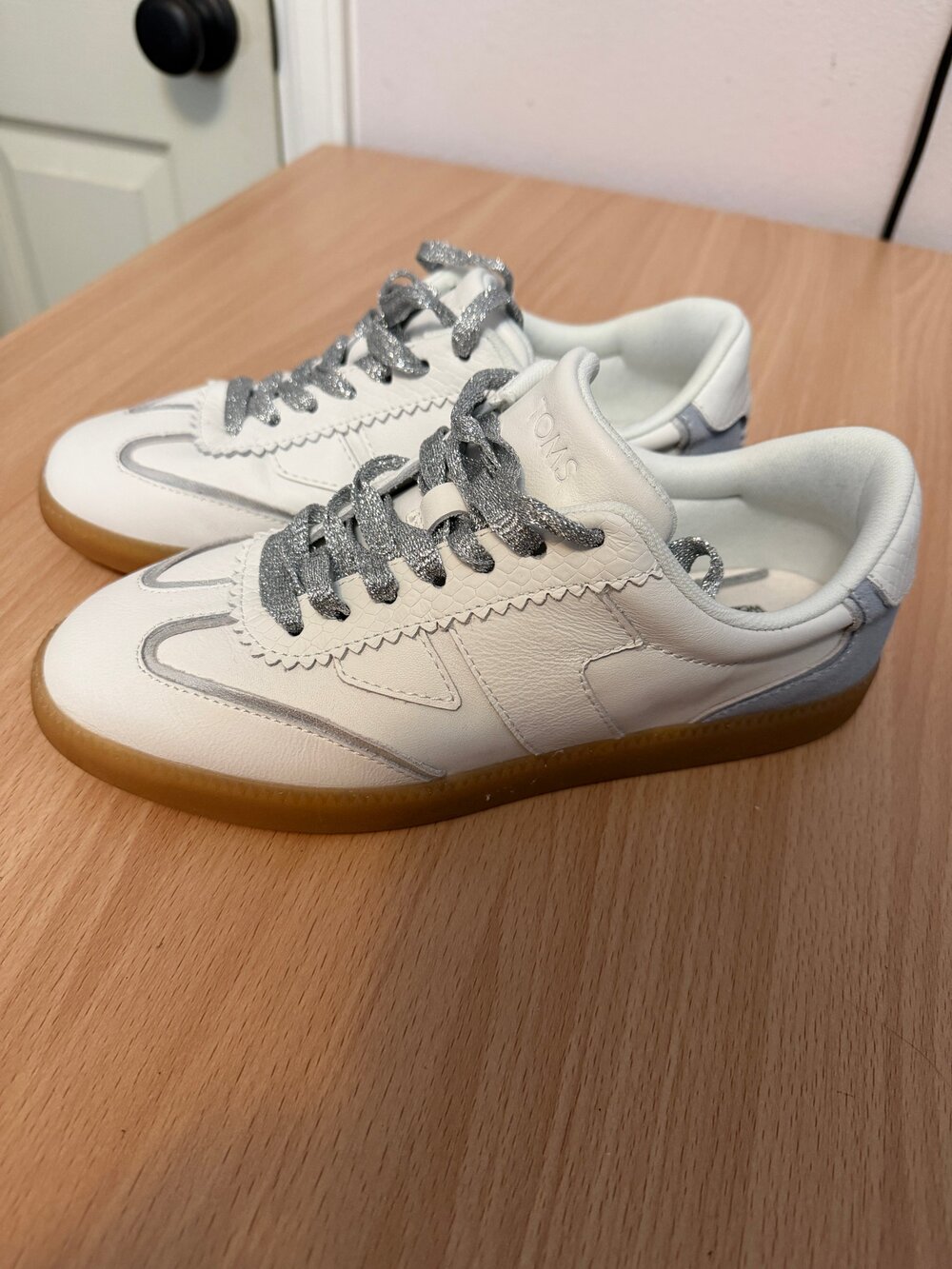 TOMS - Women's White Leather Sneakers - Size 7
